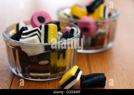 Eine Auswahl an Süßigkeiten in Glas Töpfe und zwei lose Bonbons Stockfoto