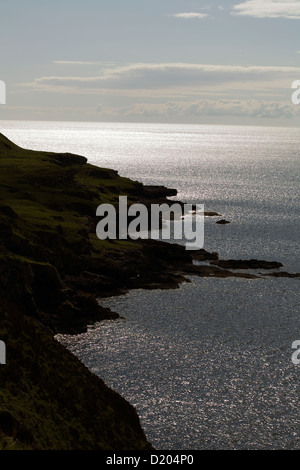 Die Küstenlinie von spröde Loch von Rubh eine Dunain Fußweg Blick auf das Meer Isle Of Skye, Schottland Stockfoto