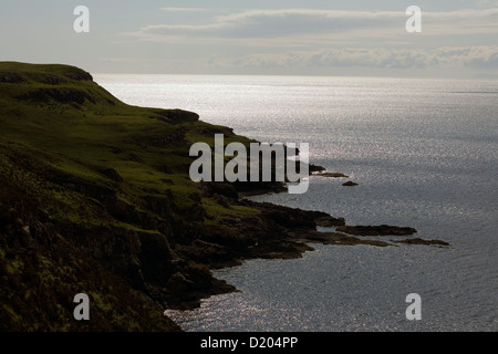 Die Küstenlinie von spröde Loch von Rubh eine Dunain Fußweg Blick auf das Meer Isle Of Skye, Schottland Stockfoto