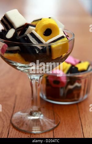 Eine Auswahl an Süßigkeiten in einem Sektglas und Glas Stockfoto