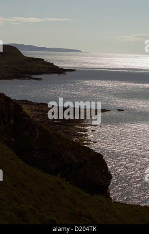 Die Küstenlinie von spröde Loch von Rubh eine Dunain Fußweg Blick auf das Meer und die Isle of Rum Isle Of Skye Scotland Stockfoto