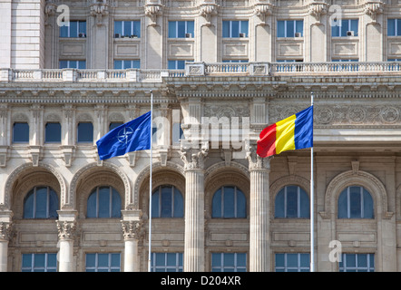 Bukarest, Rumänien, wehende Fahnen vor dem Palast des Parlaments Stockfoto