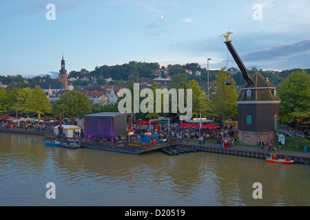 Saarspektakel an den Ufern des Flusses Saar, Blick auf Saarkran (Kran), Schlosskirche und Bühne, Saarbrücken, Saarland, Deutschland, Eu Stockfoto