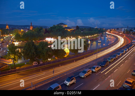 Blick auf Straßen und die Saar in den Abend, Saarbrücken, Saarland, Deutschland, Europa Stockfoto