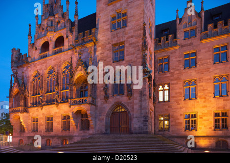 St. Johanner Rathauses am Abend, Nauwieser Viertel, Saarbrücken, Saarland, Deutschland, Europa Stockfoto