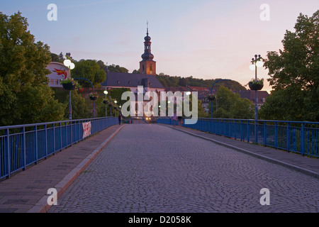 Blick auf die Schlosskirche und die alte Brücke in den Abend, Saarbrücken, Saarland, Deutschland, Europa Stockfoto