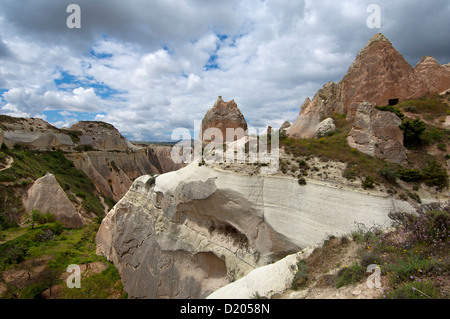 Landschaft mit Felsformationen erodierte Tuff, Rosental, Nationalpark Göreme, Kappadokien, Türkei Stockfoto