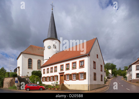 Runde Turm der St. Markus Kirche unter bewölktem Himmel, Reinheim, Bliesgau, Saarland, Deutschland, Europa Stockfoto