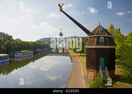 Ansicht des Krans Saarkran und alte Brücke am Fluss Saar im Sonnenlicht, Saarbrücken, Saarland, Deutschland, Europa Stockfoto