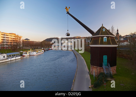 Ansicht des Krans Saarkran und alte Brücke am Fluss Saar in den Abend, Saarbrücken, Saarland, Deutschland, Europa Stockfoto