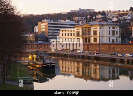 Fluss Saar mit Parlament und Schiff in den Morgen, Alt Saarbrücken, Saarland, Deutschland, Europa Stockfoto