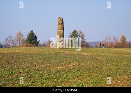 Monolith Gollenstein auf einer Wiese, Wahrzeichen der Stadt Blieskastel, Bliesgau, Saarland, Deutschland, Europa Stockfoto