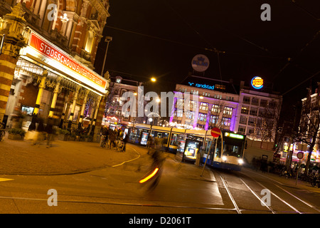 Straßenbahnen vor Stadsschouwburg Theater am Leidseplein, Amsterdam, Niederlande Stockfoto