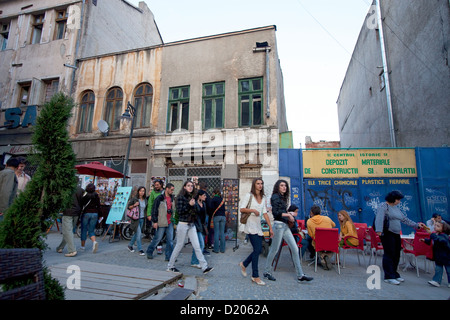 Bukarest, Rumänien, junges Publikum, ein Spaziergang durch eine Fußgängerzone in der Altstadt Stockfoto