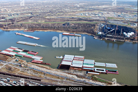 Antenne mit Lastkähnen entlang dem Mississippi Fluß 12. Dezember 2012 in der Nähe von St. Louis, MO. Dürre wirkt Wasserstände in den Mississippi River auszusetzen Fischschwärmen und Verlangsamung Lastkahn Verkehr auf dem Fluss. Etwa 50 Prozent von uns produzierte Getreide wird auf dem Fluss transportiert, die für die Wirtschaft unerlässlich ist. Stockfoto