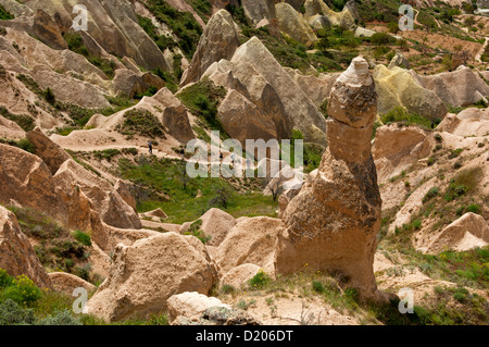 Wanderer in den erodierten Tuff Felslandschaft der Rosental, Nationalpark Göreme, Kappadokien, Türkei Stockfoto