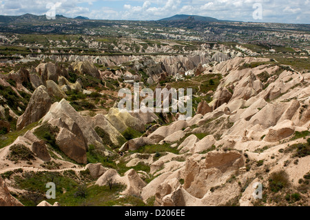 Wanderer in den erodierten Tuff Felslandschaft der Rosental, Nationalpark Göreme, Kappadokien, Türkei Stockfoto