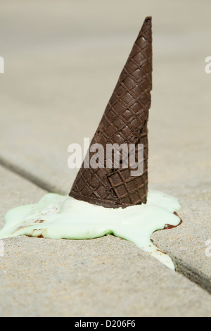 Eis auf dem Boden schmelzen, nachdem ein Kind es gelöscht. Stockfoto