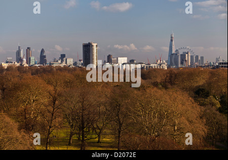 Blick auf Kensington Gardens, Hyde Park und die Skyline von London, England, Großbritannien Stockfoto