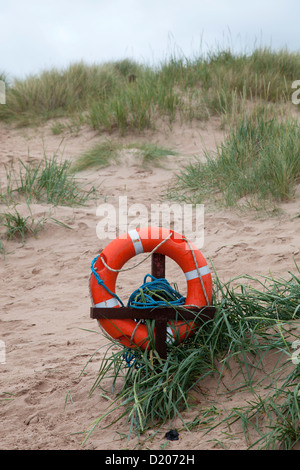 Lossiemouth, Vereinigtes Königreich, Dünen und Rettungsring am Strand Stockfoto