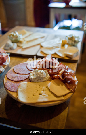 Käse und Schinken Platte, Snack, Poysdorf, Mistelbach, Niederösterreich, Österreich Stockfoto