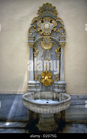 Ein vergoldetes Marmor Waschung Brunnen im Topkapi Palast Museum, oder dem Serail, die im 15. Jahrhundert als Residenz und Verwaltungssitz des osmanischen Sultans in Istanbul serviert. Türkei Stockfoto