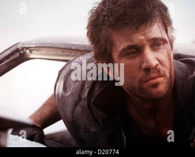Mad Max Ii - Der Vollstrecker Mad Max Ii - Road Warrior Mel Gibson Der Ex-Polizist Max (Mel Gibson) Unterstuetzt Eine Gruppe, Stockfoto