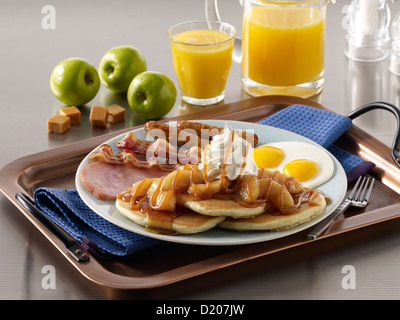 Apfel-Karamell Pancake-Frühstück Stockfoto