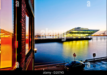 Dockland bei Dämmerung, moderne Architektur in der Hafencity Hamburg, Deutschland Stockfoto