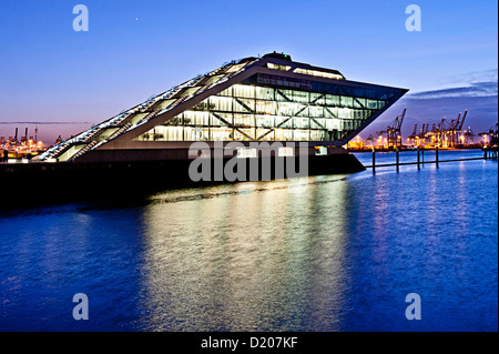 Dockland bei Dämmerung, moderne Architektur in der Hafencity, Hamburg, Deutschland Stockfoto