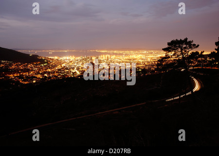 Blick vom Fuße des Tafelbergs am Abend, Gärten, Stadtzentrum, Kapstadt, Südafrika, Afrika Stockfoto