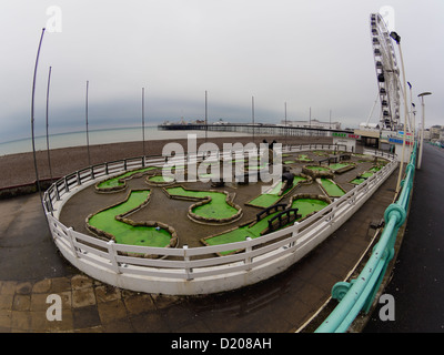 Weitwinkel-Bild von den Minigolfplatz am Brighton seafront Stockfoto