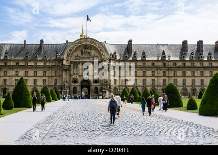 Les Invalides ist ein Komplex von Gebäuden in Paris, das auch Musée de l'Armée oder französischen Militär-Museum beinhaltet. Stockfoto