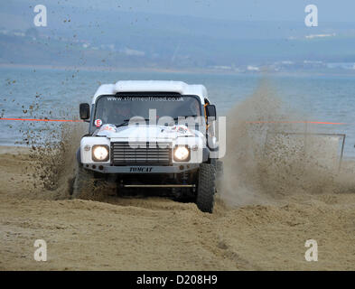 Extremen off-Road racing Presse und Medien Tag bei Weymouth, Dorset, Großbritannien. Der Strand wird für zwei Tage im Februar übernommen und als eine Rennstrecke, darunter viele Sprünge in den Sand gegraben. 9. Januar 2013 Bild von: DORSET MEDIENDIENST Stockfoto