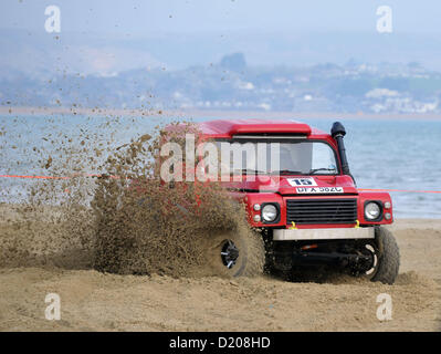 Extremen off-Road racing Presse und Medien Tag bei Weymouth, Dorset, Großbritannien. Der Strand wird für zwei Tage im Februar übernommen und als eine Rennstrecke, darunter viele Sprünge in den Sand gegraben. 9. Januar 2013 Bild von: DORSET MEDIENDIENST Stockfoto