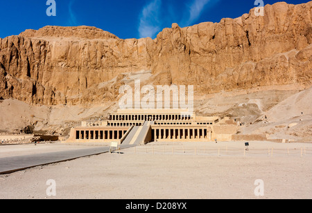 Der Eingang zu der Wüste Tempel von Königin Hatshepsut in der Nähe der ägyptischen Stadt Luxor Stockfoto