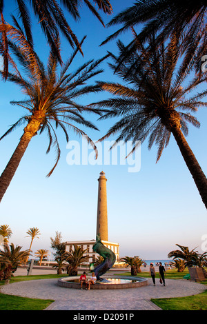 Blick durch Palmen auf Promenade und Leuchtturm, Maspalomas, Gran Canaria, Kanarische Inseln, Spanien, Europa Stockfoto