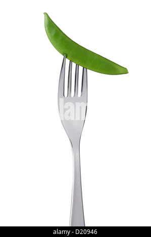 frische grüne Zuckererbsen Pea Pod auf einer Gabel auf weißen Hintergrund isoliert Stockfoto