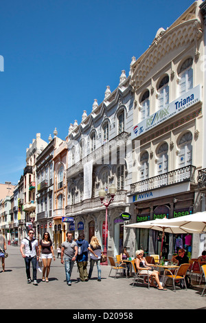 Menschen in einer Einkaufsstraße in der Altstadt Triana, Las Palmas, Gran Canaria, Kanarische Inseln, Spanien, Europa Stockfoto