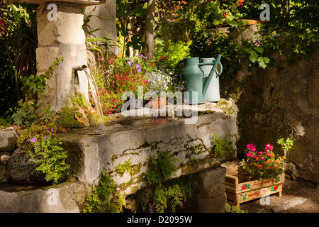 Garten Sie-Wanne und Waschbecken auf Schloss Roussan in der Nähe von Saint Remy de Provence, Frankreich Stockfoto