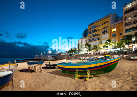 Boote am Strand am Abend, Playa de Las Canteras, Las Palmas, Gran Canaria, Kanarische Inseln, Spanien, Europa Stockfoto