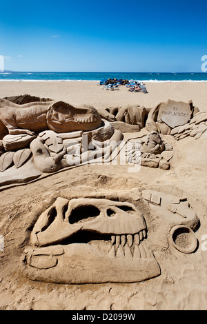 Dinosaurier-Sand Skulptur im Sonnenlicht, Playa de Las Canteras, Las Palmas, Gran Canaria, Kanarische Inseln, Spanien, Europa Stockfoto