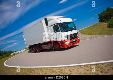 Niemeg, Deutschland, LKW-fahren auf der Raststätte ab der A9 am Niemeg Stockfoto