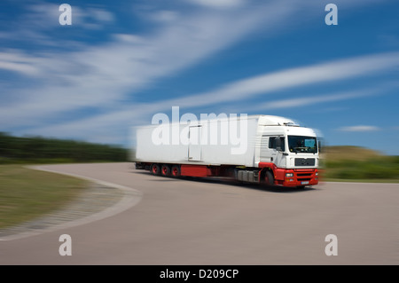 Niemeg, Deutschland, LKW-fahren auf der Raststätte ab der A9 am Niemeg Stockfoto