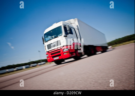 Niemeg, Deutschland, LKW-fahren auf der Raststätte ab der A9 am Niemeg Stockfoto