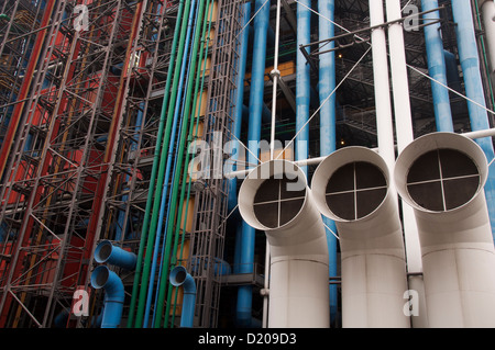 Moderne Architektur. Das Centre Pompidou, gesehen von der Rue Beaubourg. Die berühmten bunten Rohren und Leitungen auffällig auf der Außenseite. Paris, Frankreich. Stockfoto