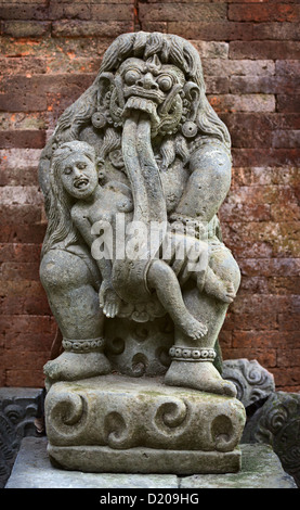 Antike Statue der Gottheit Kind fressenden Rangda. Indonesien, Bali. Stockfoto