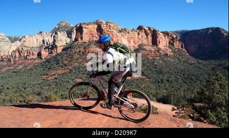 Mountainbiker erkundet Sedona, Arizona Stockfoto