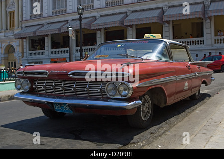 Oldtimer auf den Straßen von Santiago De Cuba, Kuba Stockfoto