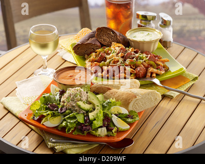 Thunfisch-Salat mit Wurst Nudeln Stockfoto